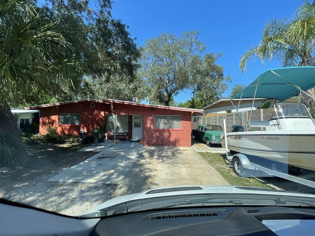 Mid-Century home with room for rent