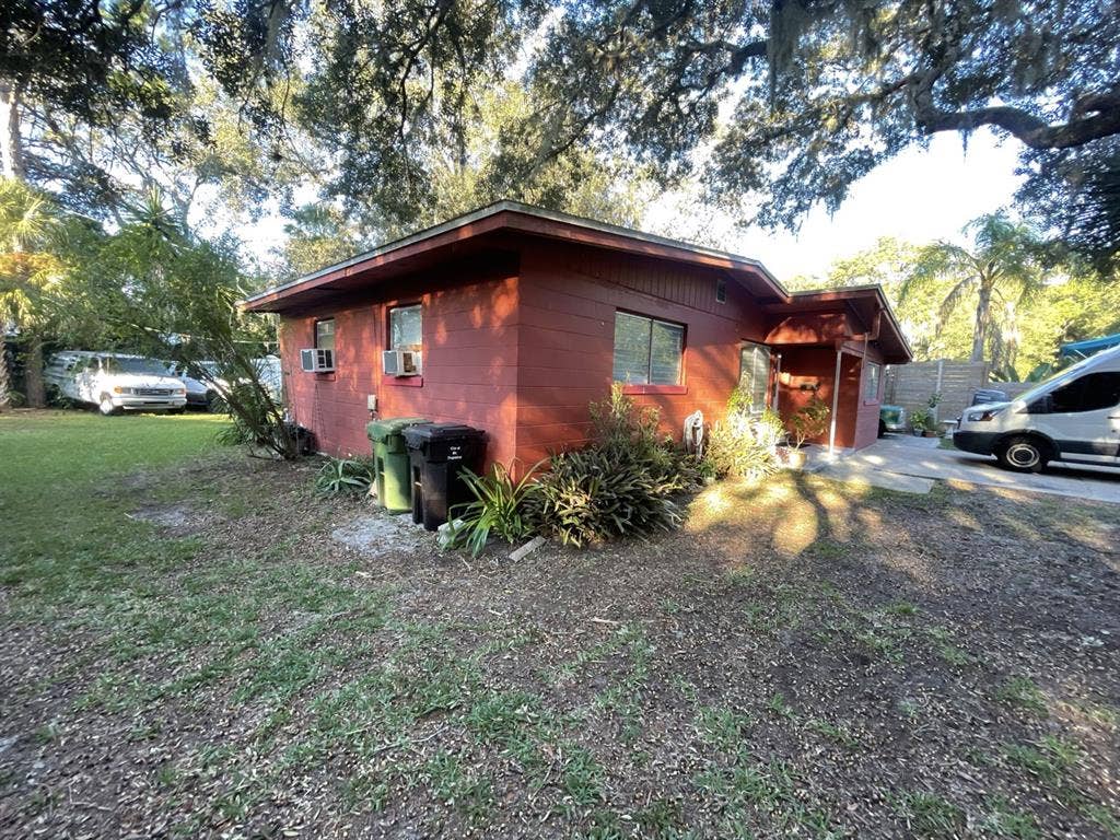 Mid-Century home with room for rent