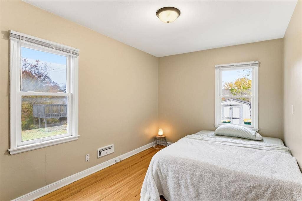 Cozy  minutes from down town