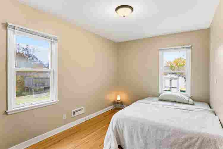 Cozy  minutes from down town