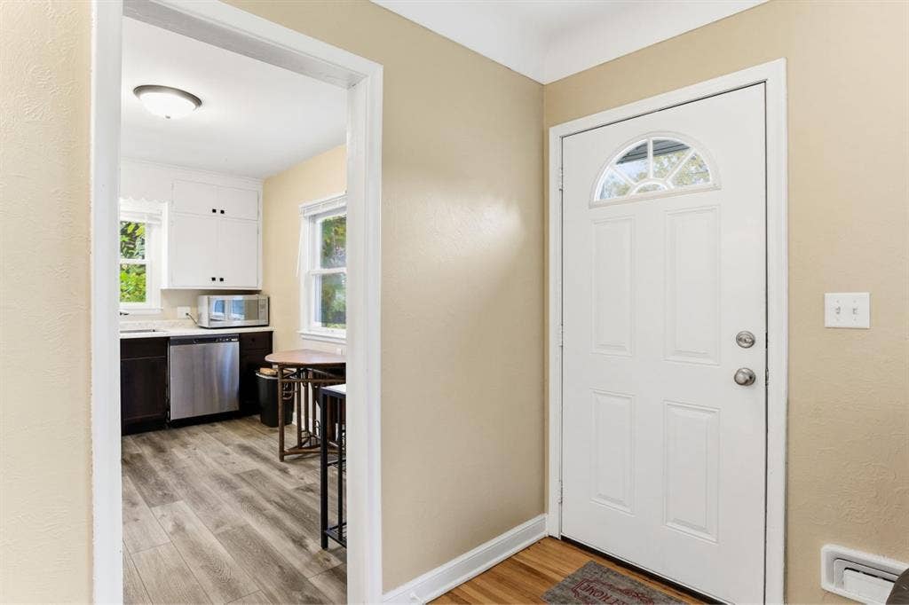 Cozy  minutes from down town