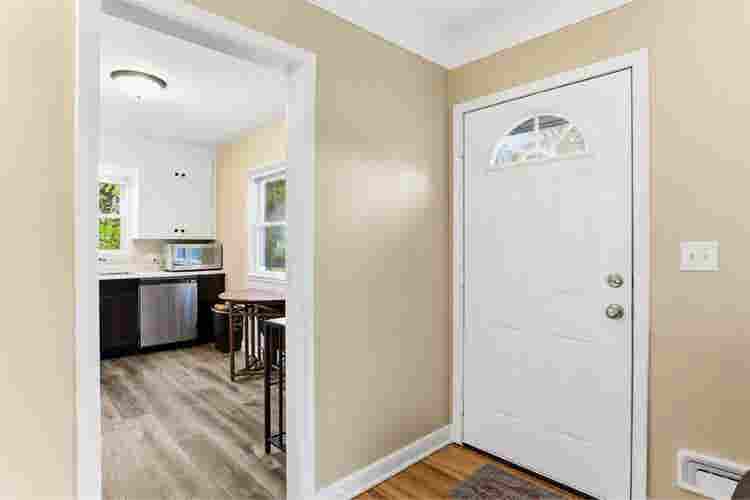 Cozy  minutes from down town