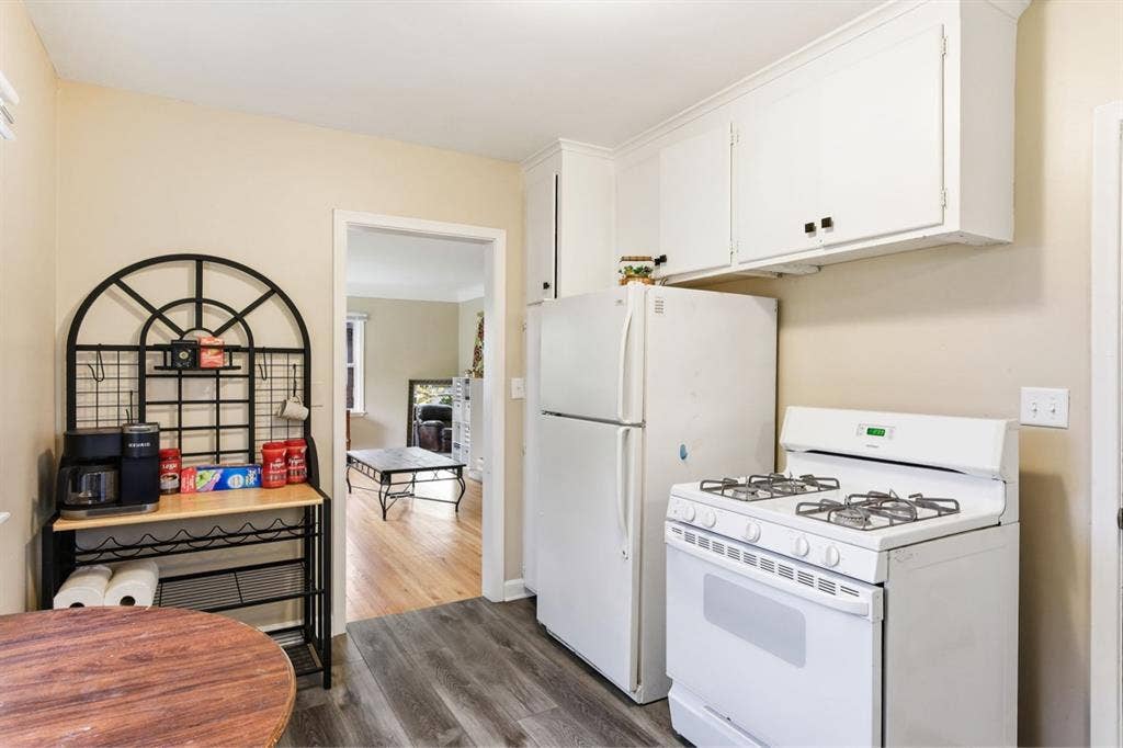 Cozy  minutes from down town