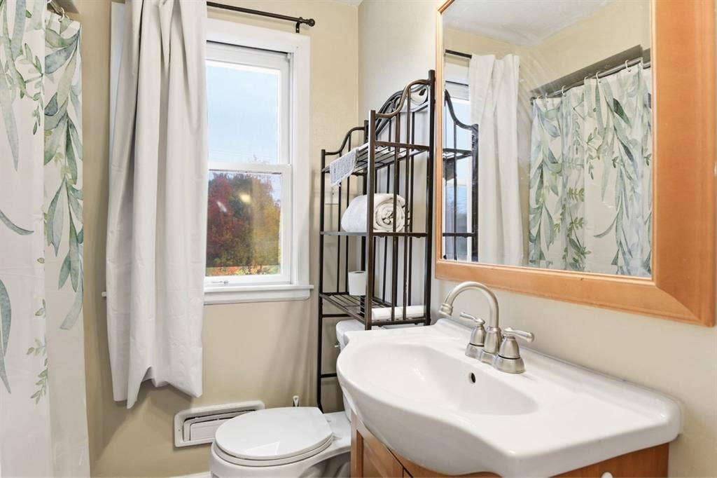 Cozy  minutes from down town