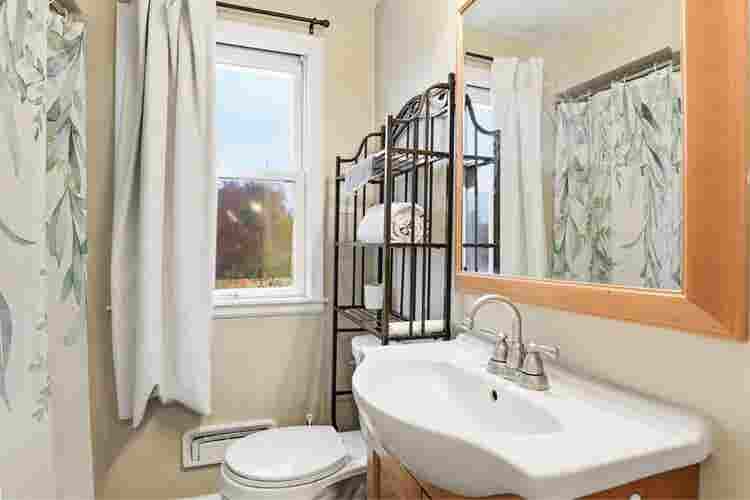 Cozy  minutes from down town