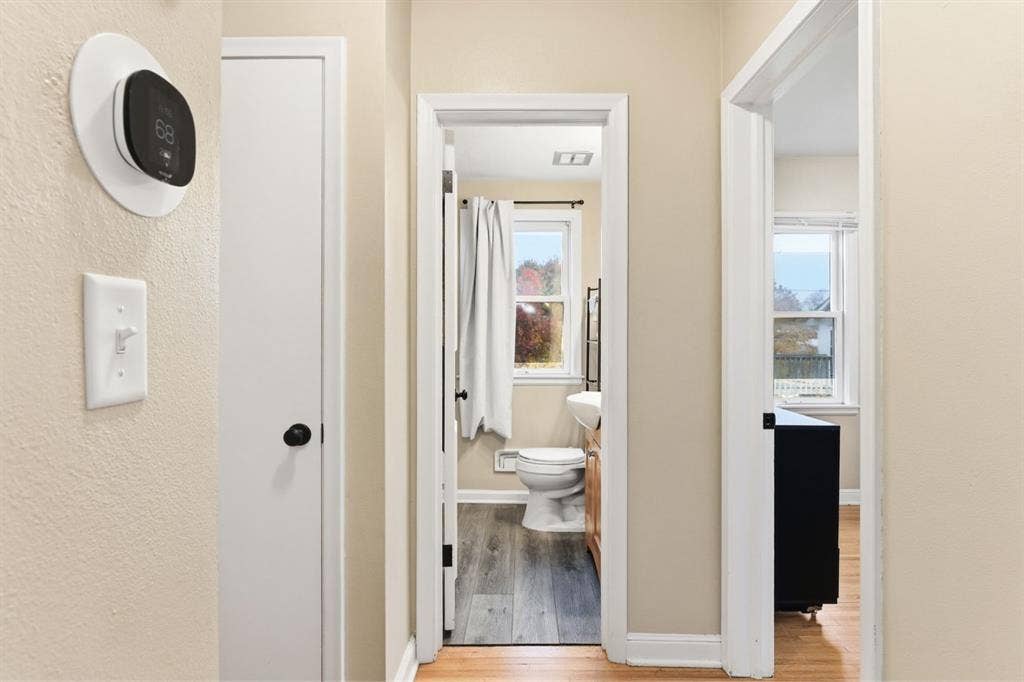 Cozy  minutes from down town