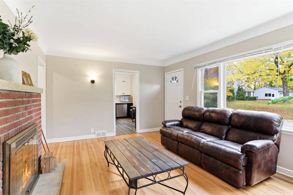 Cozy  minutes from down town