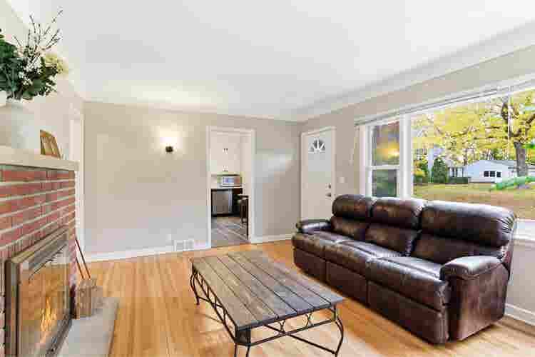 Cozy  minutes from down town