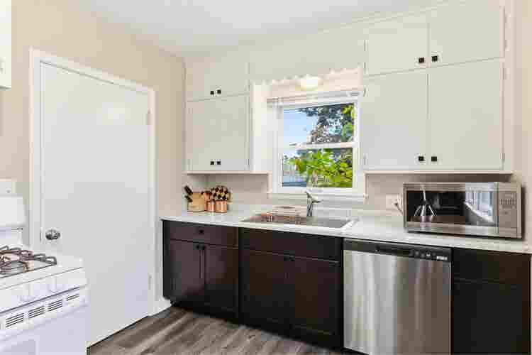 Cozy  minutes from down town