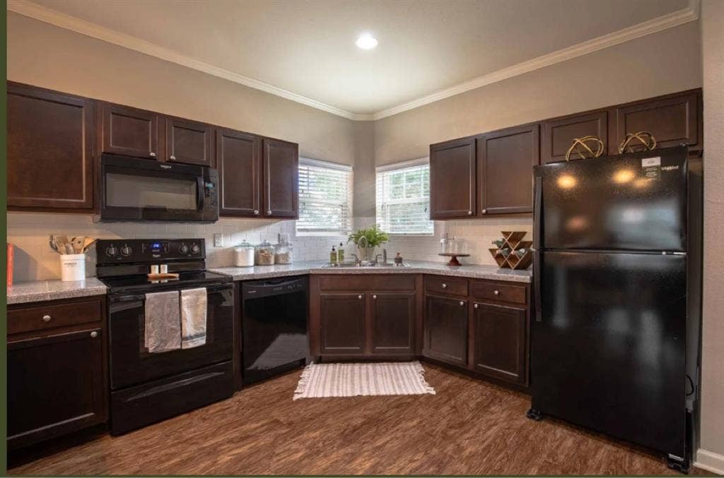 SUBLEASING PRIVATE ROOM/BR NOW!!!