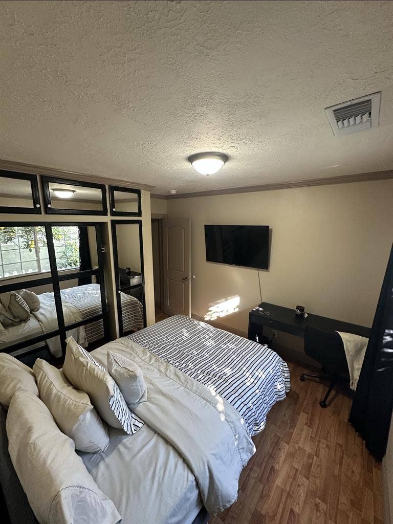 Private room with bathroom Burbank