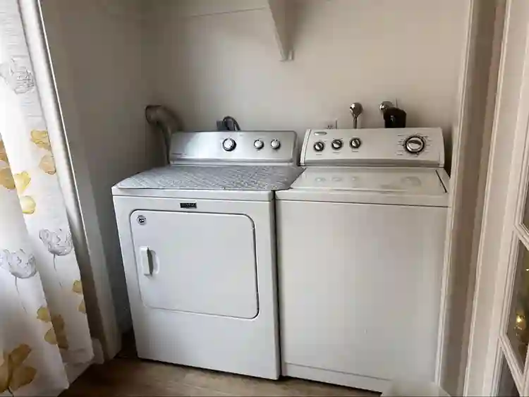 Spacious room + full bedroom