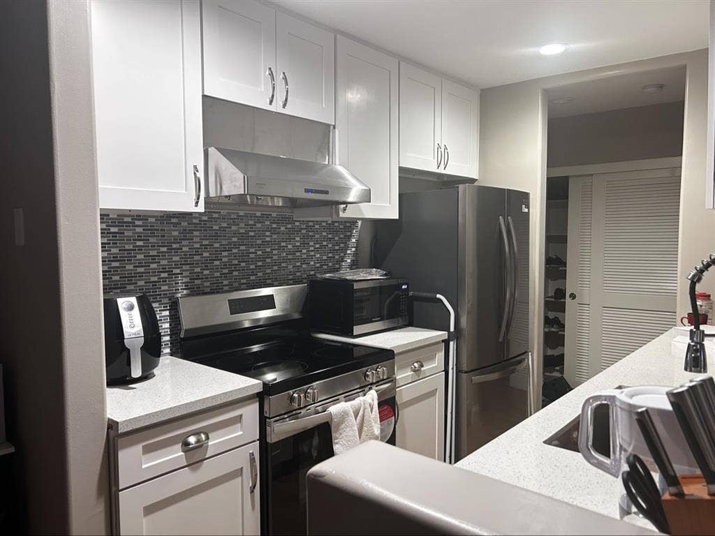 Spacious room + full bedroom