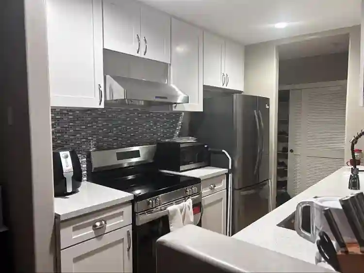 Spacious room + full bedroom