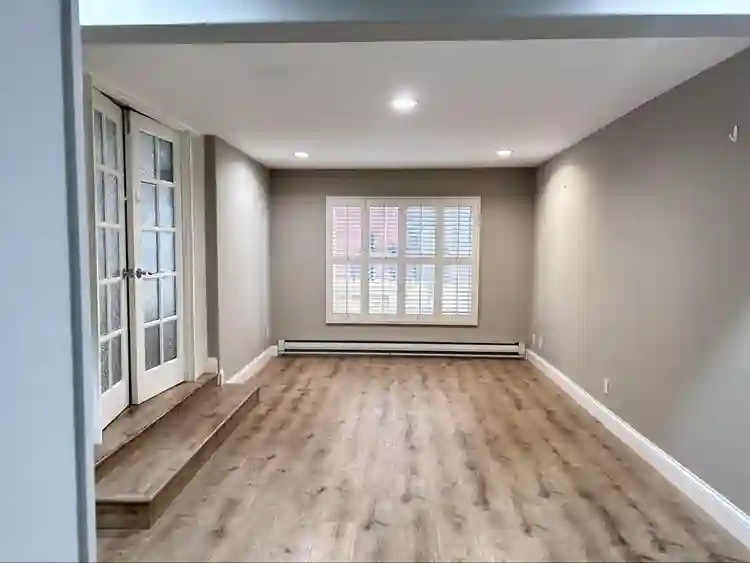 Spacious room + full bedroom