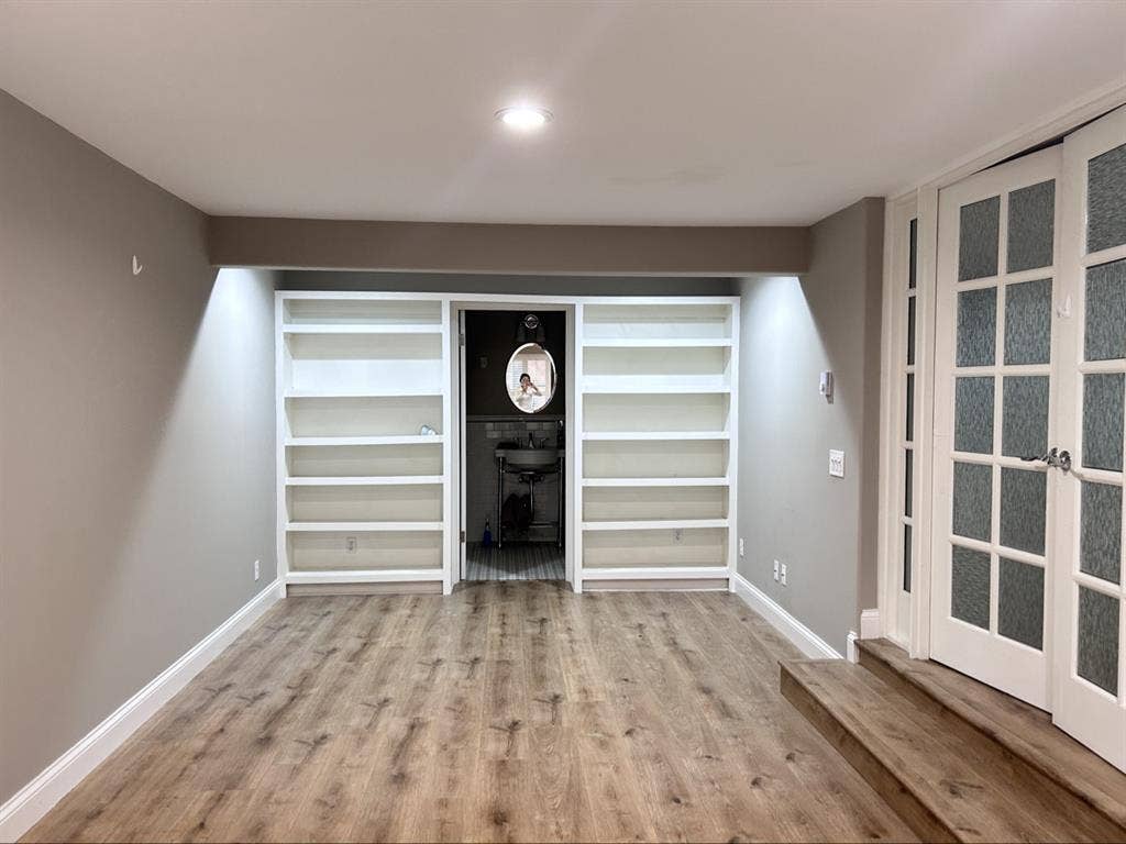 Spacious room + full bedroom