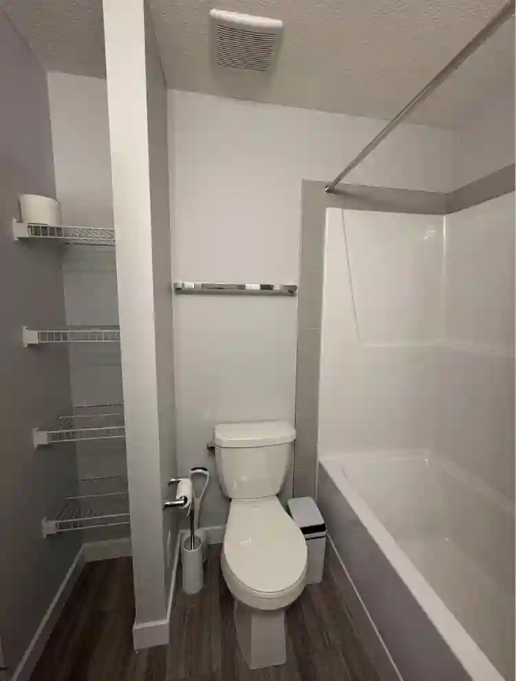 Master Bedroom w Private Bathroom