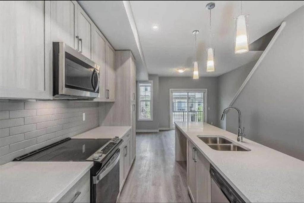 Master Bedroom w Private Bathroom