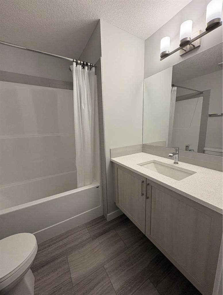 Master Bedroom w Private Bathroom