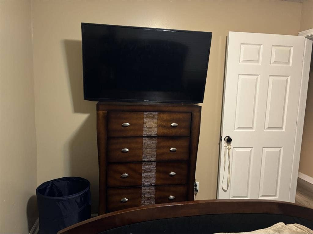 Furnished room for rent  a week