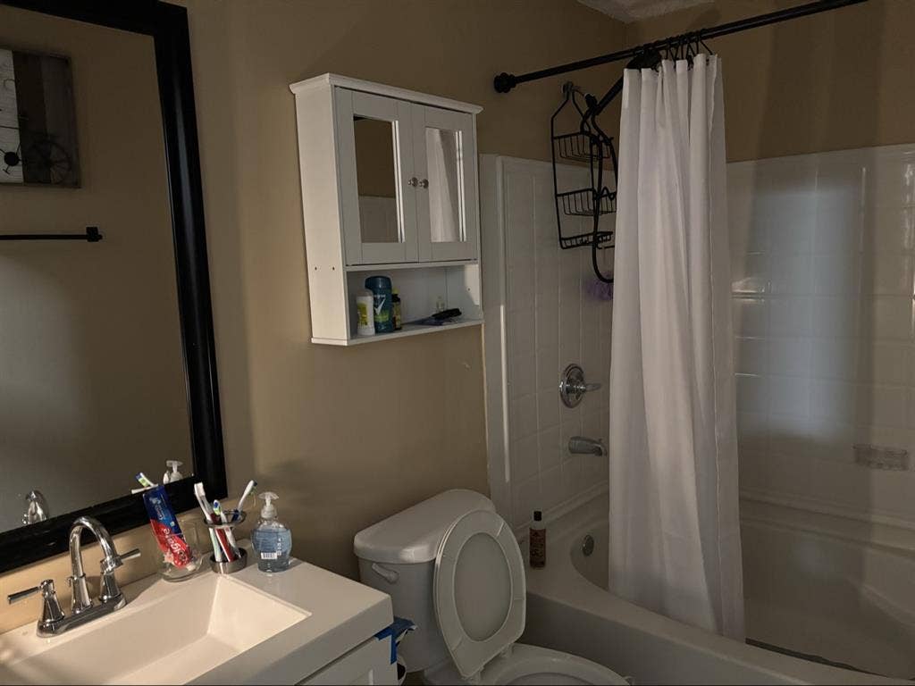 Furnished room for rent  a week