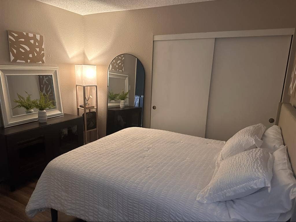 FURNISHED  ROOM FOR RENT