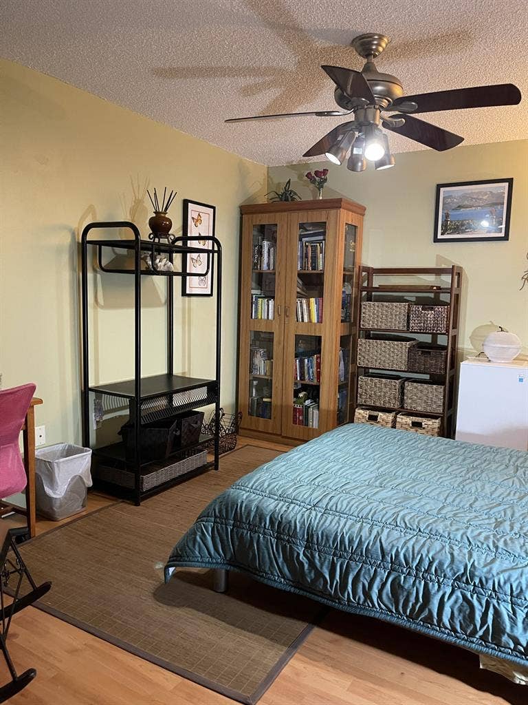 RENTED!
R
oom w/fridge & bathroom