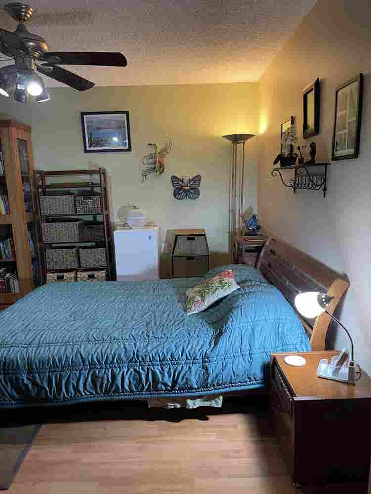 Furnished room w/fridge & bathroom