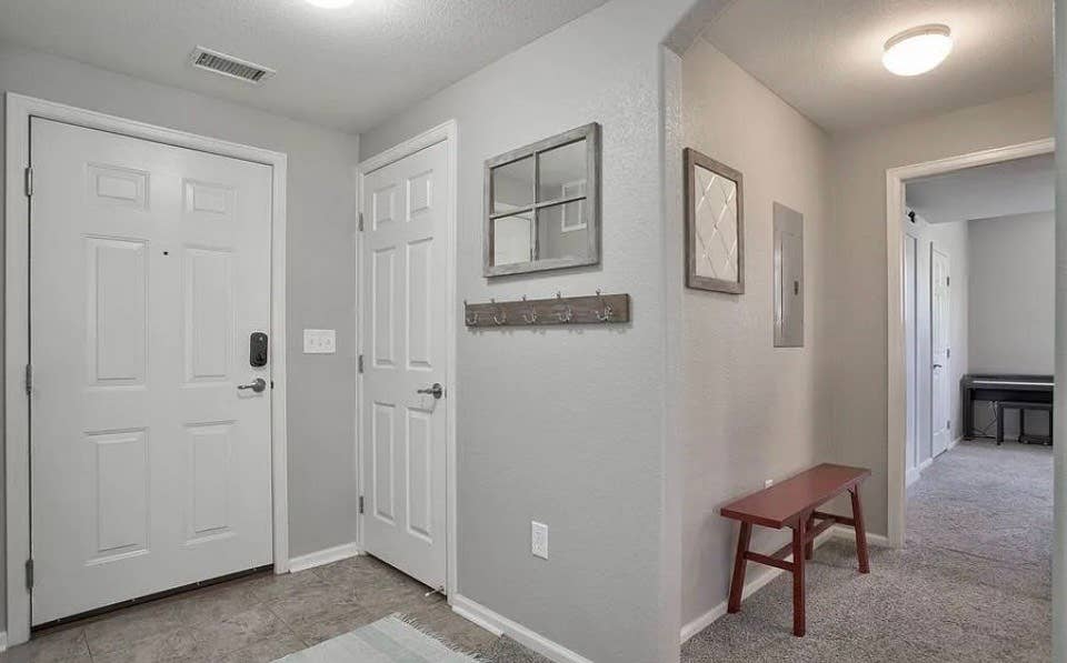 ISO middle-aged female roommate