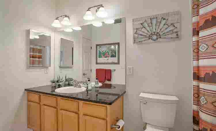 ISO middle-aged female roommate