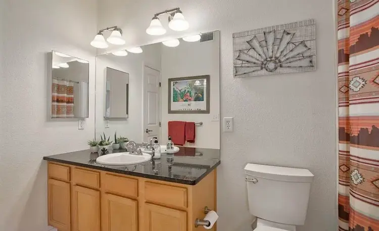 ISO middle-aged female roommate