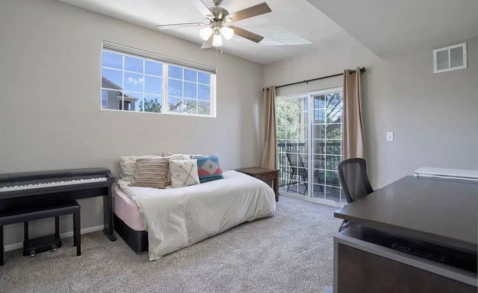 ISO middle-aged female roommate