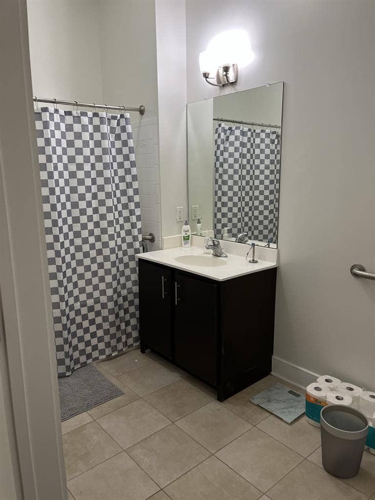 Looking for roommate