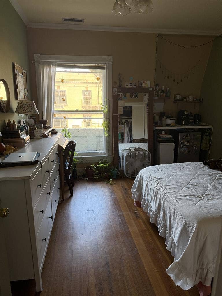 Room in AdMo group house!