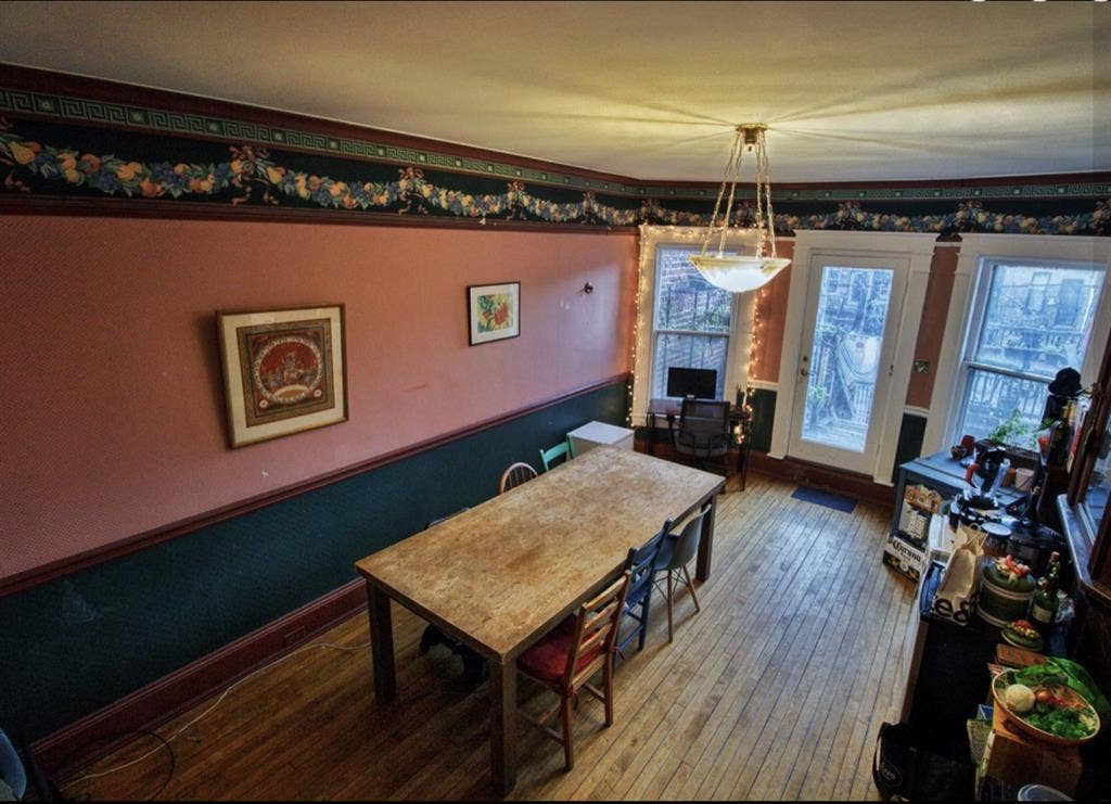 Room in AdMo group house!