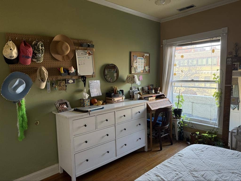 Room in AdMo group house!