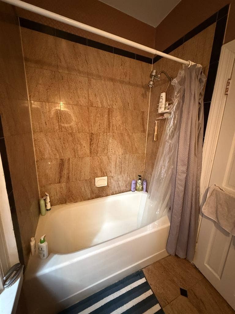 Room in AdMo group house!