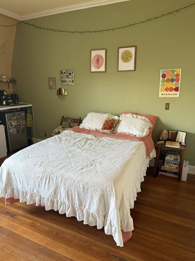 Room in AdMo group house!