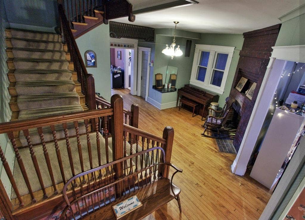 Room in AdMo group house!