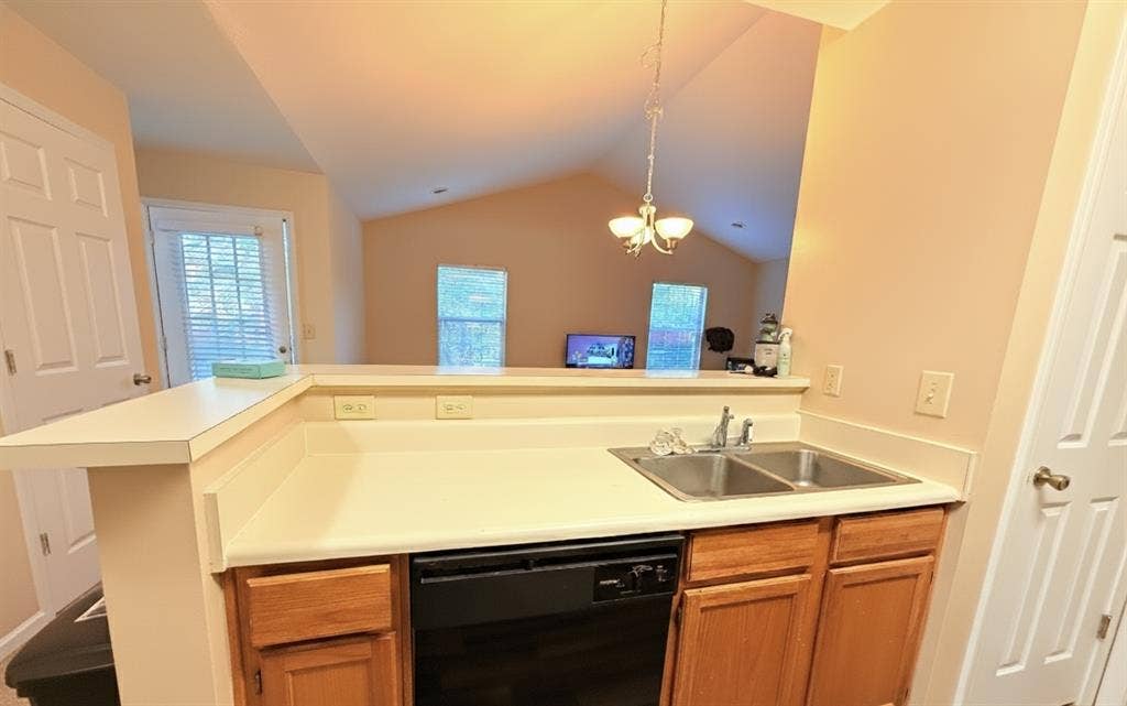 Looking for female rommmate