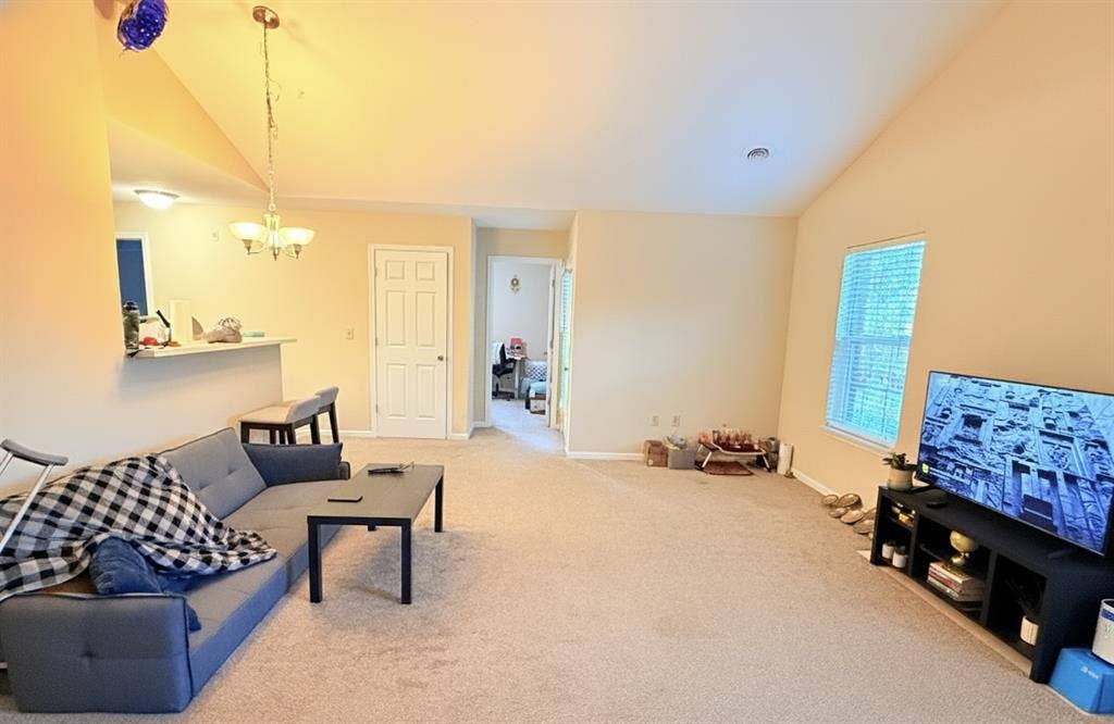 Looking for female rommmate