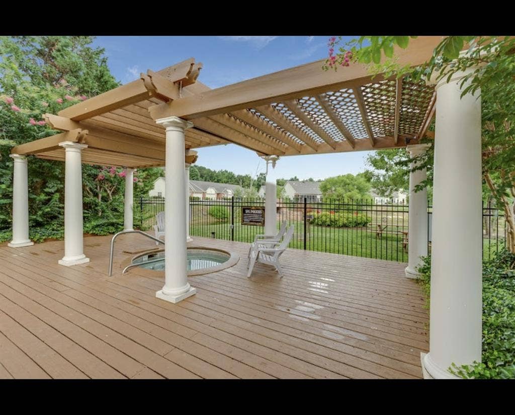 Looking for female rommmate