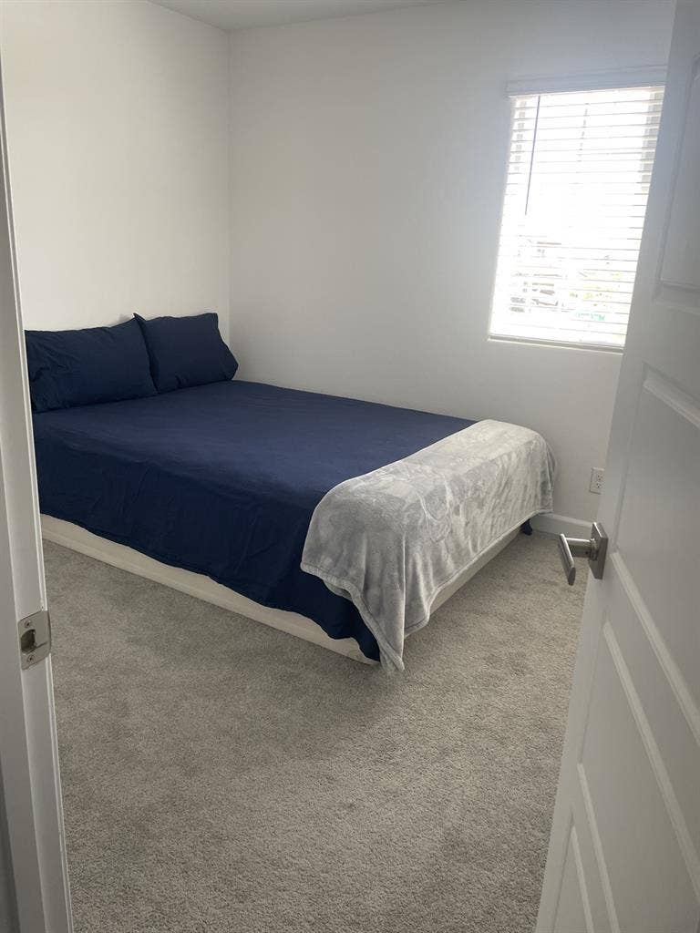 $ ROOM FOR RENT