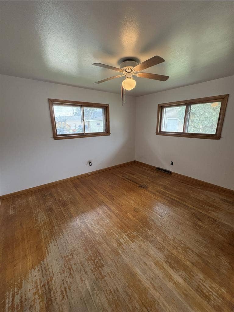 Room Avalible for rent th ave