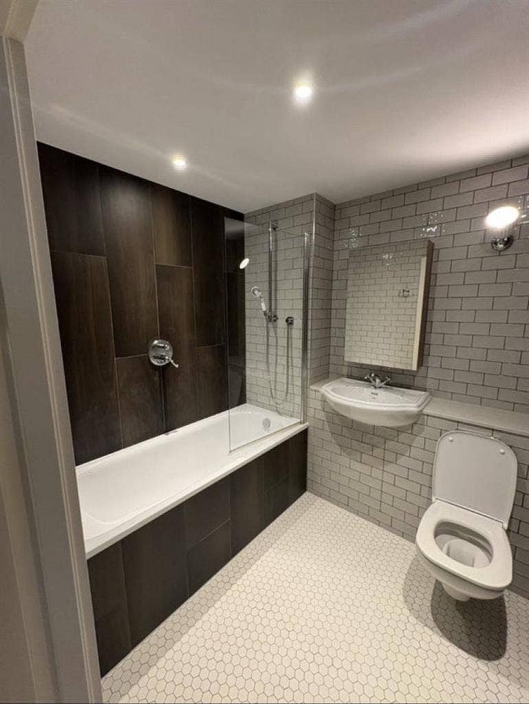 Female flatmate wanted!!!