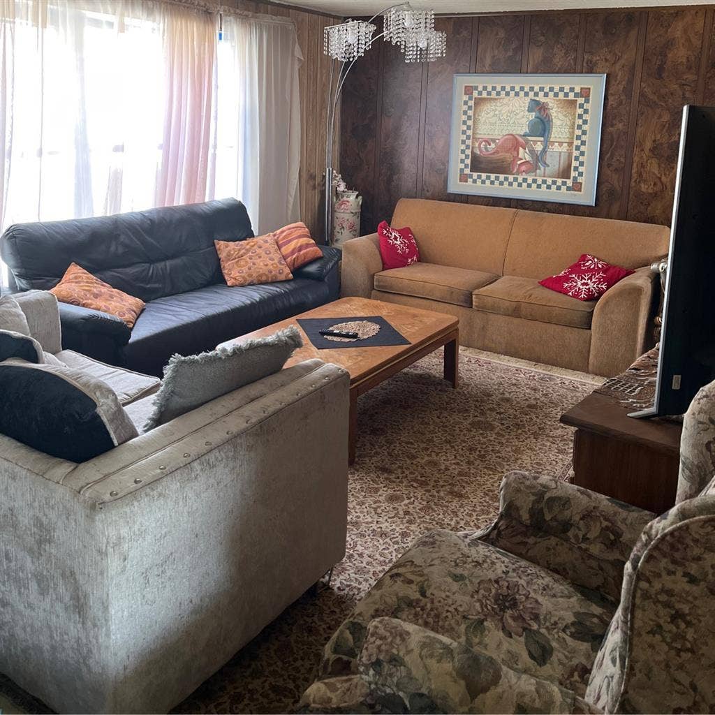 ROOMS IN COZY HOME AVAILABLE