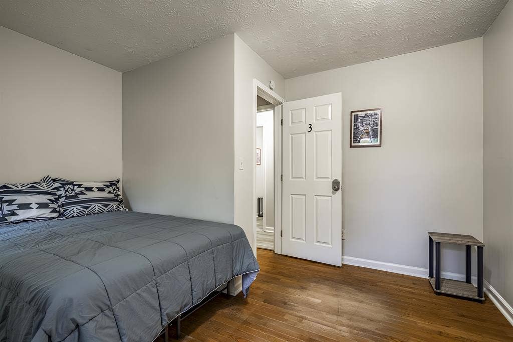 8 BR in Riverdale