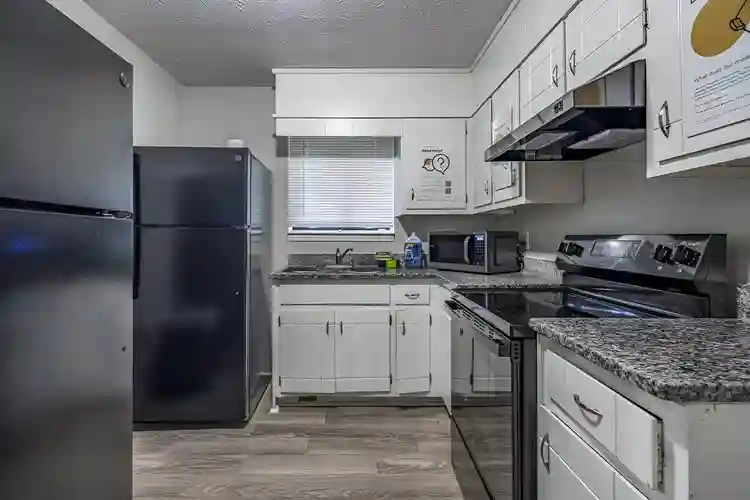 8 BR in Riverdale