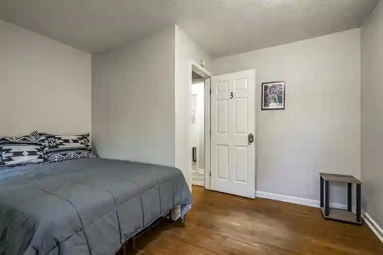 8 BR in Riverdale