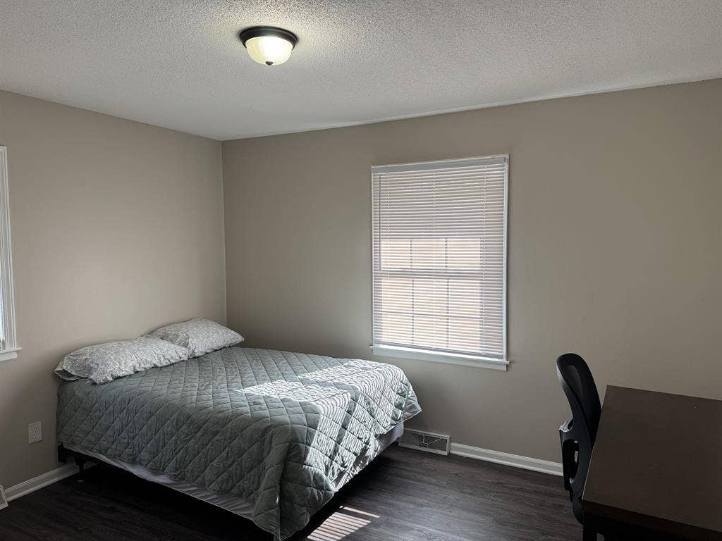 6 BR in Blue Springs